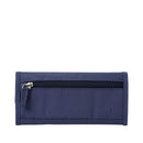 Muestra al mundo de qué estás hecha con esta billetera. Viene en tres cuerpos con cierre en velcro. Te sorprenderán sus diecinueve prácticos organizadores para guardar de todo. Además, incorpora el sistema RFID Blocker para evitar la clonación de tus tarjetas. Que nada te detenga.