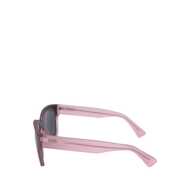 Porque sabemos que siempre quieres lo mejor, te presentamos estas gafas de sol para mujer. Cuentan con lentes 100% fabricados en policarbonato y marco de acetato que te harán lucir única. Lleva las tuyas y brilla como nadie.